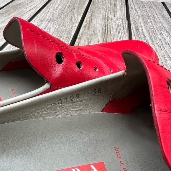 Rare find! Women’s Prada leather slides. - Picture 8 of 8